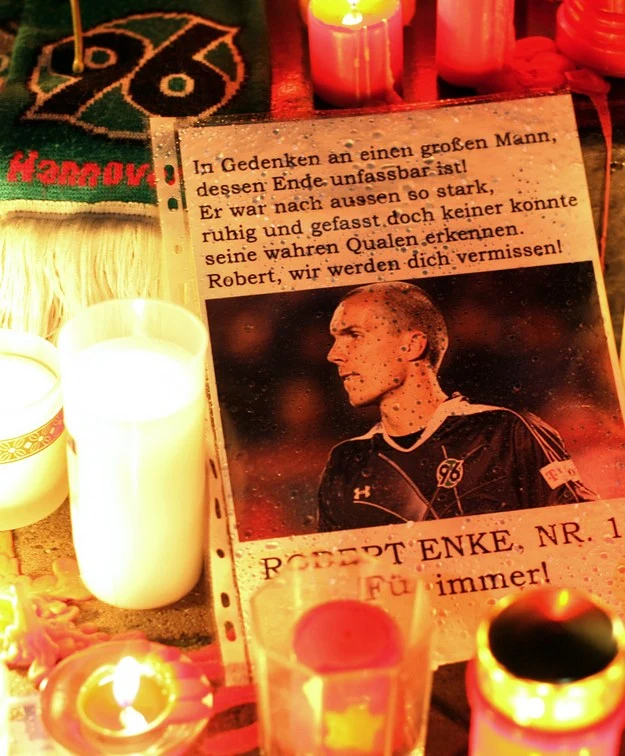 Tysiące zniczy zapłonęło przed stadionem Hannoveru po śmierci Roberta Enke