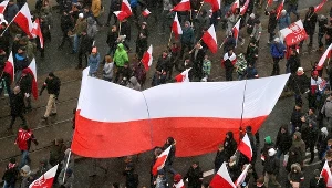 Uczestnicy Marszu Niepodległości 2016 na Moście Poniatowskiego w Warszawie