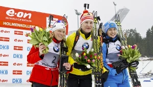 Olga Wiłuchina (z prawej) na podim zawodów biathlonowego PŚ