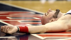 Marin Gortat leży po jednej z akcji w meczu z Cavaliers