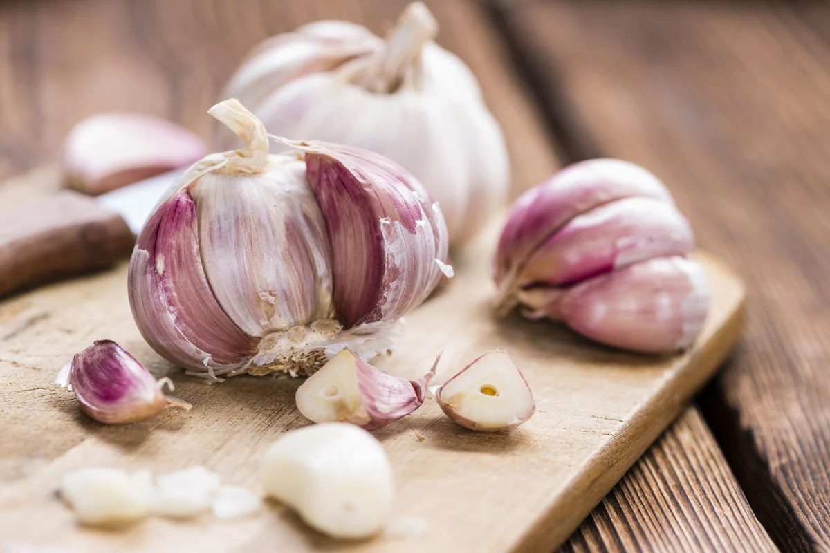 Czosnek działa przeciwdrobnoustrojowo, przeciwzapalnie, przeciwwirusowo i przeciwbakteryjnie, dzięki zawartej w nim allicynie