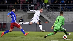 Włoski napastnik Andrea Belotti strzela gola na 4-0 w meczu z Liechtensteinem
