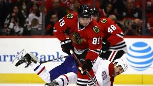 Patrick Kane w meczu z Montreal Canadiens