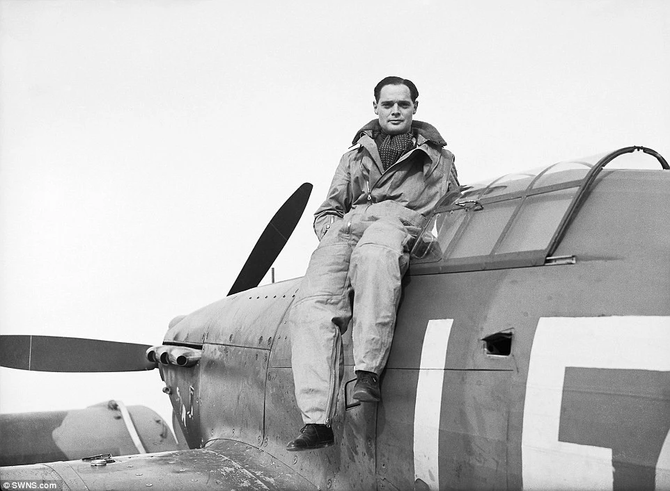 Douglas Bader na swoim myśliwcu Hurricane podczas służby w 242 Dywizjonie RAF