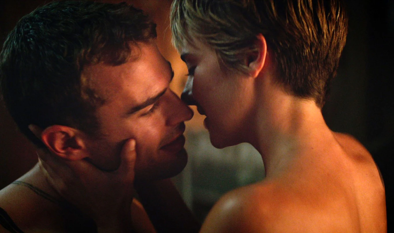 Rolę zbuntowanej nastolatki Beatrice "Tris" Prior powtórzyła Woodley w trzech filmach serii "Niezgodna", opartych na książkowym cyklu autorstwa Veroniki Roth.

Bohaterką serii jest 16-latka żyjąca w futurystycznym świecie, w którym społeczeństwo jest podzielone według pięciu kategorii odpowiadających różnym cnotom. Altruizm (bezinteresowność), Nieustraszoność (odwaga), Erudycja (inteligencja), Prawość (uczciwość), Serdeczność (życzliwość) - to pięć frakcji, na które podzielone jest społeczeństwo zbudowane na ruinach Chicago.

- Kiedy poznaliśmy Tris w "Niezgodnej" (2014), dziewczyna stawała się młodą kobietą”, wspomina aktorka. - W "Zbuntowanej" (2015) musiała walczyć z obezwładniającym poczuciem winy i została zdradzona przez własnego brata. W "Wiernej" (2016) Tris wychodzi poza mury Chicago, ponieważ czuje, że jest jej to przeznaczone - Woodley opisała rozwój swojej bohaterki.