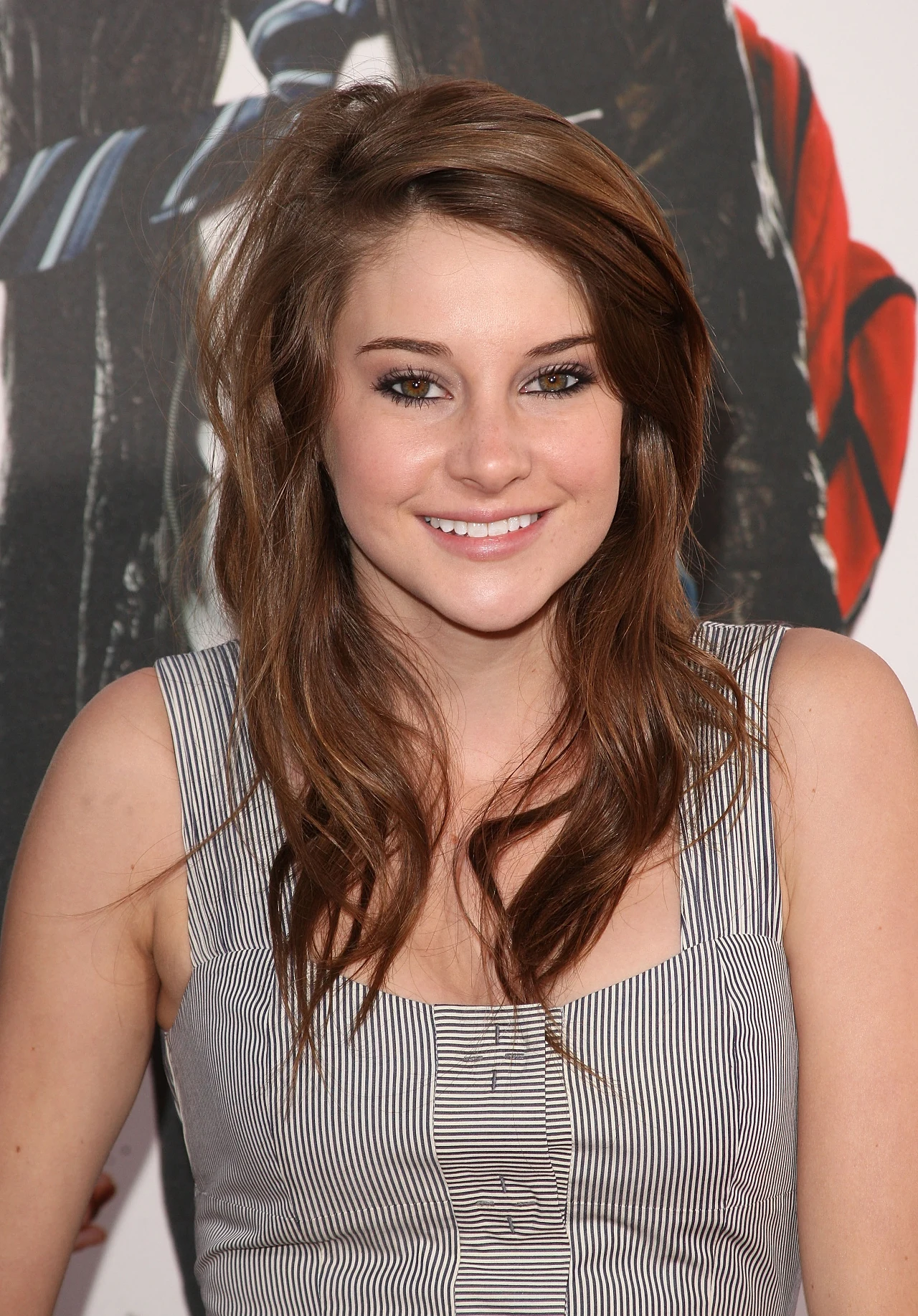 Określenie "dziecięca gwiazda" byłoby w przypadku Woodley mocno naciągane, nie ulega jednak wątpliwości, że była zapracowaną dziecięcą aktorką. Występowała w serialach "Bez pardonu", "Jordan" (pojawiała się w nim gościnnie jako 10-letnia "wersja" tytułowej bohaterki granej przez Jill Hennessy), "Życie na fali"; grała też w popularnych filmach telewizyjnych, jak "Przygoda Felicity".

- Nigdy nie zależało mi na sławie, tylko na tym, żeby po prostu grać. Kiedy przestanę się dobrze bawić, a zamiast frajdy pojawią się myśli o karierze, zrezygnuję z aktorstwa - zapewnia Woodley.