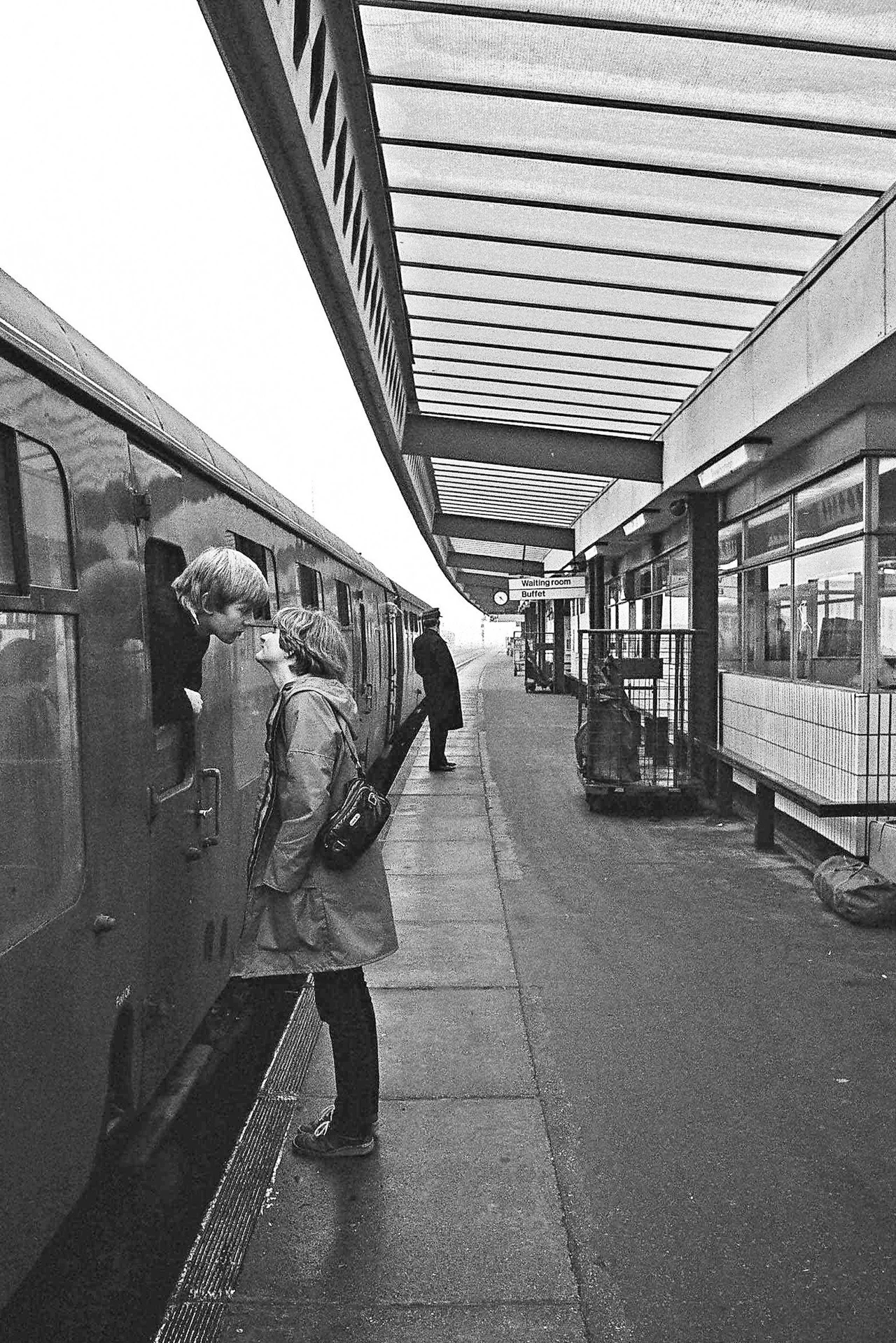 Chris Porsz uchwycił moment pożegnania Tony'ego i jego dziewczyny Sally na dworcu w Peterborough. Nauczyciel i urzędniczka mieli wtedy niewiele ponad 20 lat. Chris Porsz uchwycił moment pożegnania Tony'ego i jego dziewczyny Sally na dworcu w Peterborough. Nauczyciel i urzędniczka mieli wtedy niewiele ponad 20 lat.