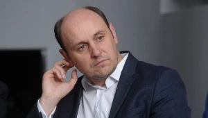 Jako aktor uważam, że stoję na tzw. pasie ziemi niczyjej, obserwując jedną i drugą stronę - twierdzi Adam Woronowicz