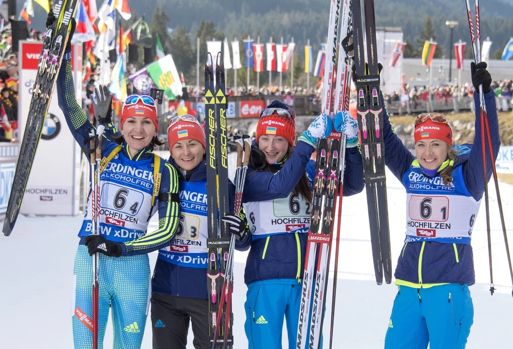 Olga Abramowa (druga od prawej) na podium biathlonowego PŚ z koleżankami z reprezentacji Olga Abramowa (druga od prawej) na podium biathlonowego PŚ z koleżankami z reprezentacji