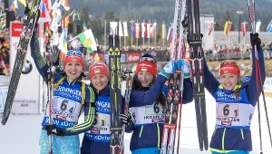 Olga Abramowa (druga od prawej) na podium biathlonowego PŚ z koleżankami z reprezentacji
