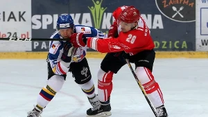 Zawodnik TatrySki Podhala Nowy Targ Damian Tomasik (z lewej) i Maciej Kruczek (z prawej) z Comarch Cracovii, podczas meczu o hokejowy Superpuchar Polski