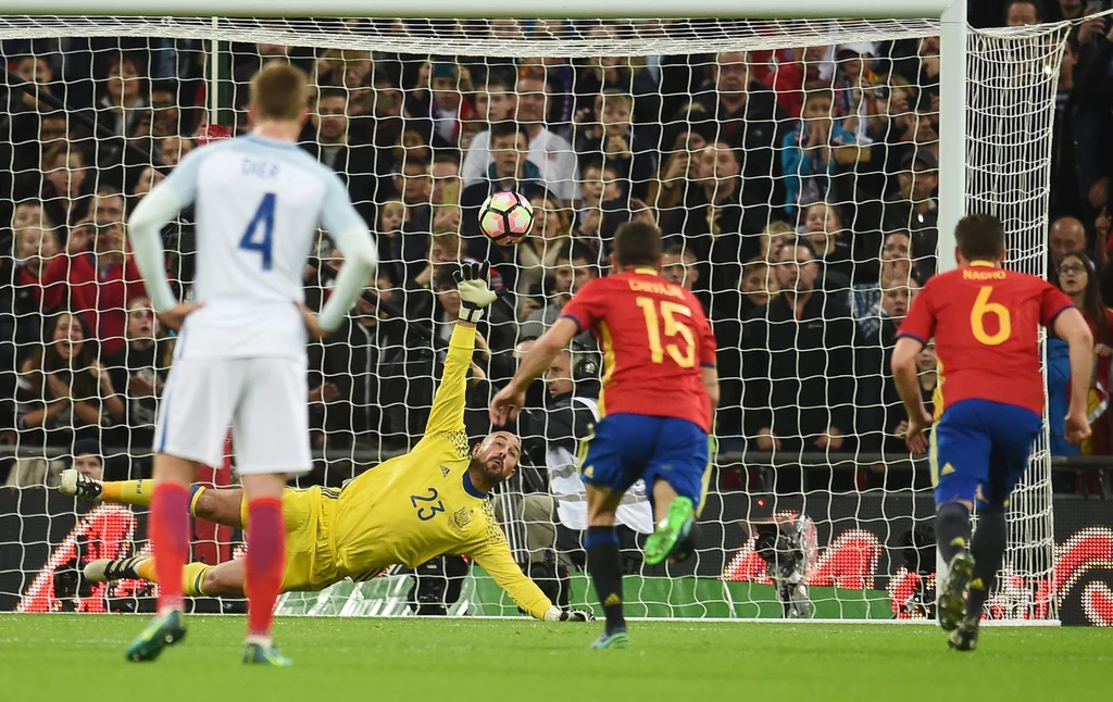 Pepe Reina kapituluje po strzale Adama Lallany z rzutu karnego