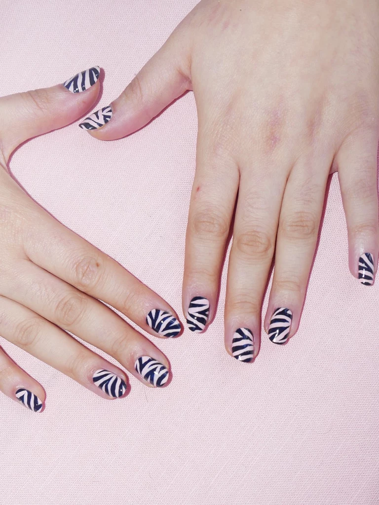 Manicure zebra