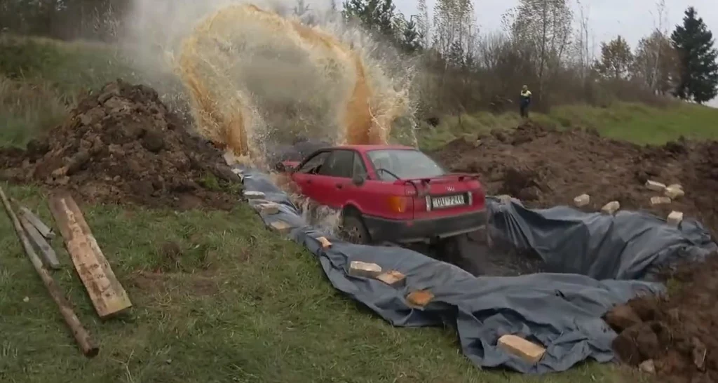 Audi 80 skąpane w coca-coli