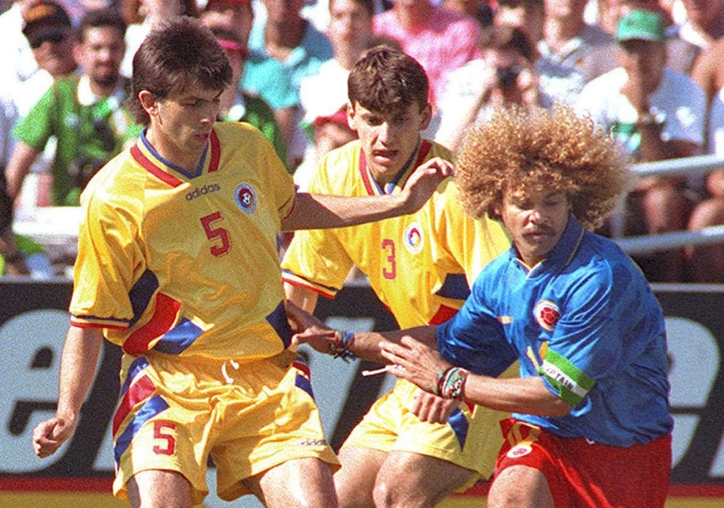 Daniel Prodan (z tyłu z numerem 3), z lewej Ioan Lupescu, z prawej Kolumbijczyk Carlos Valderrama