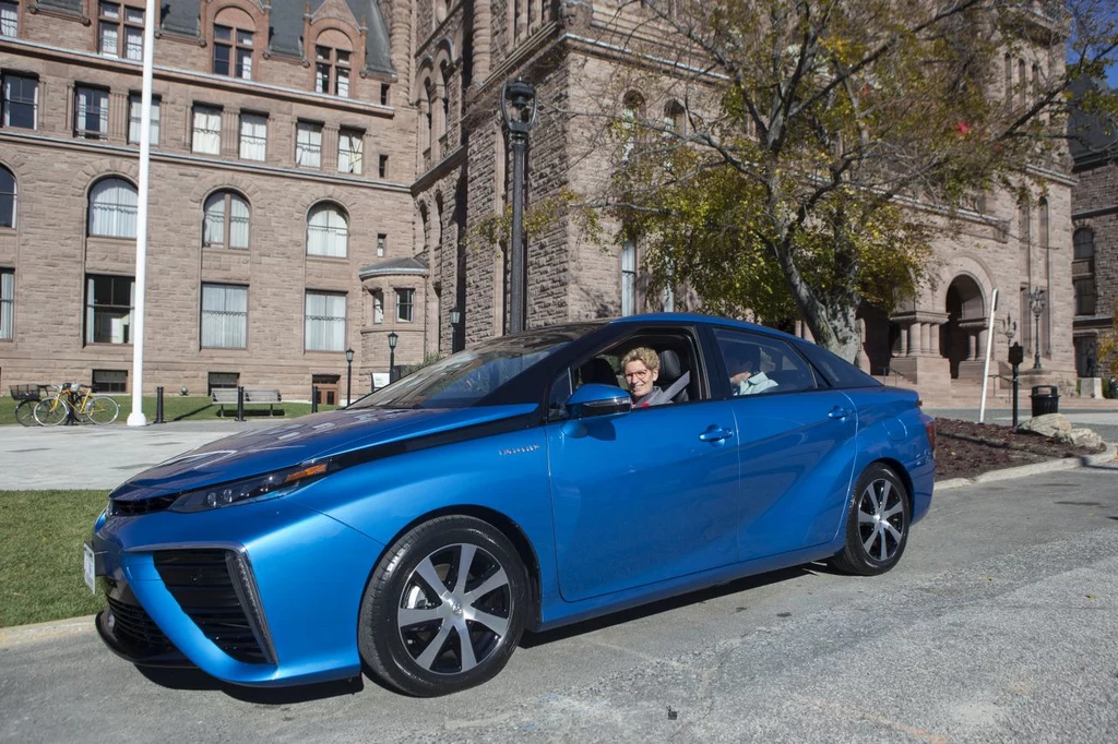 Kathleen Wynne w Toyocie Mirai