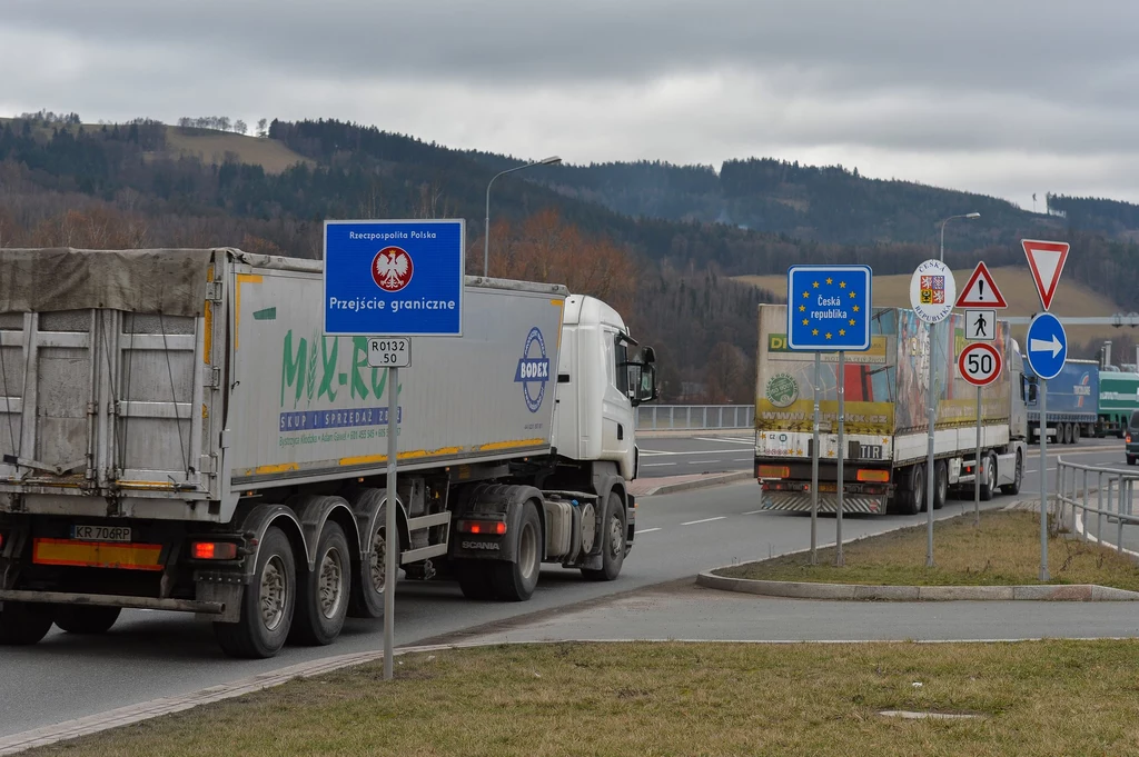 Według KE Polska bezprawnie ogranicza ruch ciężarówek na drogach Według KE Polska bezprawnie ogranicza ruch ciężarówek na drogach