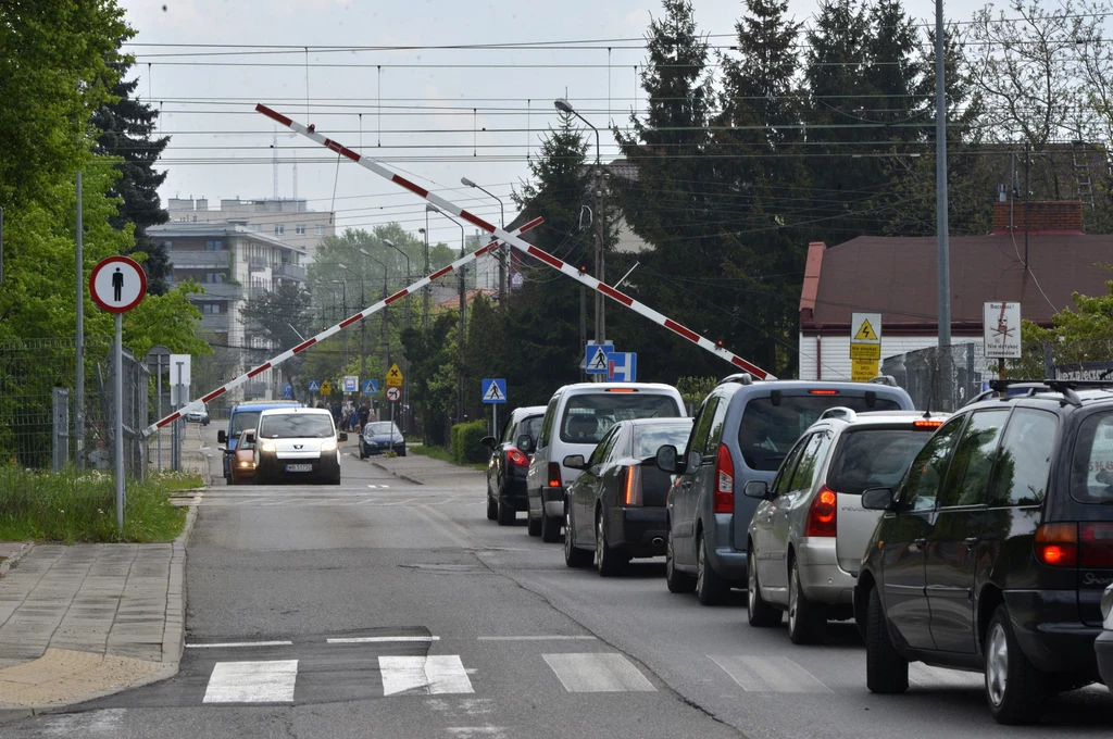 Według statystyk niemal wszystkie niebezpieczne sytuacje na przejazdach kolejowych to wina kierowców