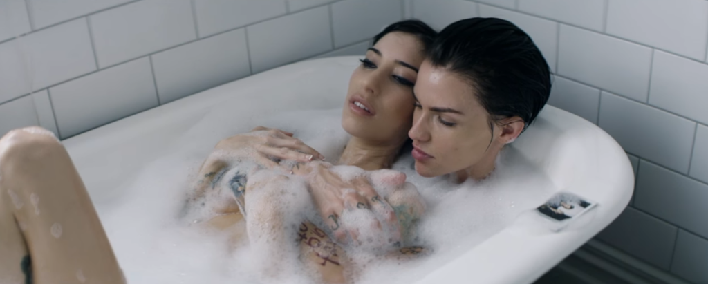 Jess Origliasso i Ruby Rose w teledysku The Veronicas "On Your Side"