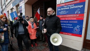Lider KOD Mateusz Kijowski podczas protestu przed biurem senator PiS Anny Marii Anders oraz posła PiS Jarosława Zielińskiego w Suwałkach
