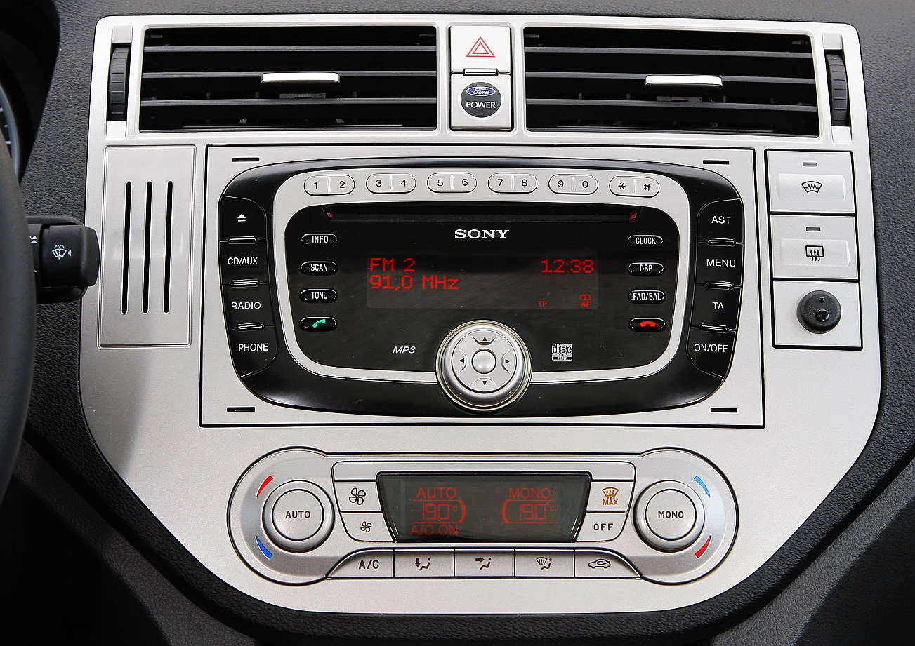 Konsola wersji „środkowej” – i radio Sony, i klimatyzacja automatyczna wymagały dopłaty wobec wariantu bazowego. Konsola wersji „środkowej” – i radio Sony, i klimatyzacja automatyczna wymagały dopłaty wobec wariantu bazowego.