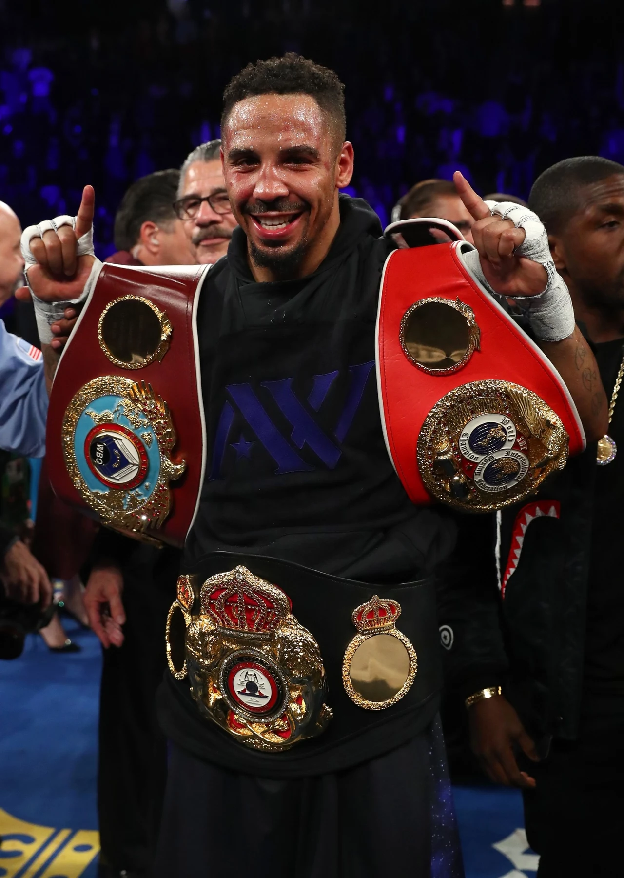 Andre Ward z mistrzowskimi pasami