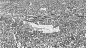 Na zdjęciu: Tłum wiernych na Błoniach Jasnogórskich podczas mszy świętej