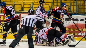 Zamieszanie pod bramką Nesty Mires Toruń, która przegrała z TatrySki Podhalem Nowy Targ 2-3