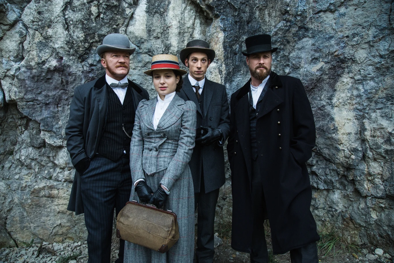 Główny bohater serialu, Jan Edigey - Korycki (Paweł Małaszyński), wraca do rodzinnego Krakowa, by rozwikłać zagadkę wstrząsającego zabójstwa ukochanej matki. Pomaga mu w tym dawny przyjaciel Henryk Skarżyński (Eryk Lubos) oraz jego siostra Weronika (Anna Próchniak), którzy prowadzą pierwsze laboratorium kryminalistyczne w Galicji. W Krakowie Jan spotyka także swoją wielką i nieszczęśliwą miłość - Konstancję (Magdalena Cielecka).