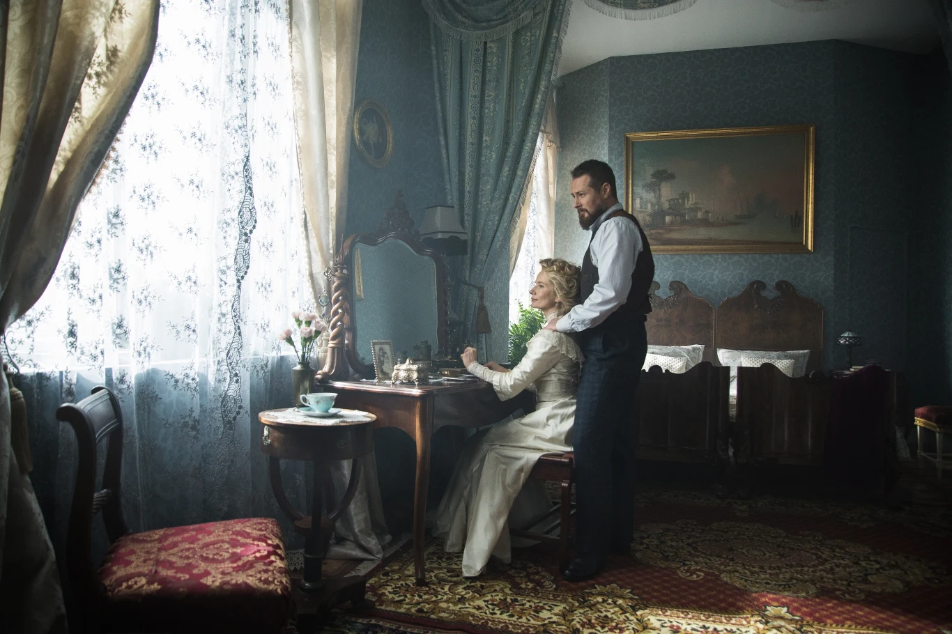 "Belle Epoque" to 10. odcinkowy serial, którego akcja rozgrywa się w Krakowie w 1905 roku, w okresie tzw. pięknej epoki. Ten wyjątkowy czas, który od lat zachwyca swoim urokiem, postępem technicznym, naukowym i rozwijającym się życiem kulturalnym, miał także swoje tajemnice. Przy dźwiękach muzyki wytwornych balów, budzących zachwyt dam i eleganckich dżentelmenów, dochodziło do okrutnych wydarzeń. Brutalne morderstwa, wyrafinowane intrygi oraz podwójne standardy to drugie, nieznane oblicze tej pięknej epoki.