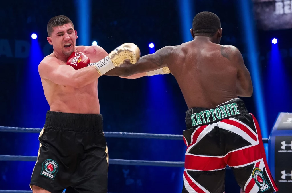 Marco Huck (z lewej) obronił pas mistrza świata i pokazał wielką odporność na ból