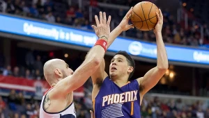 Marcin Gortat (z lewej) blokuje Devina Bookera