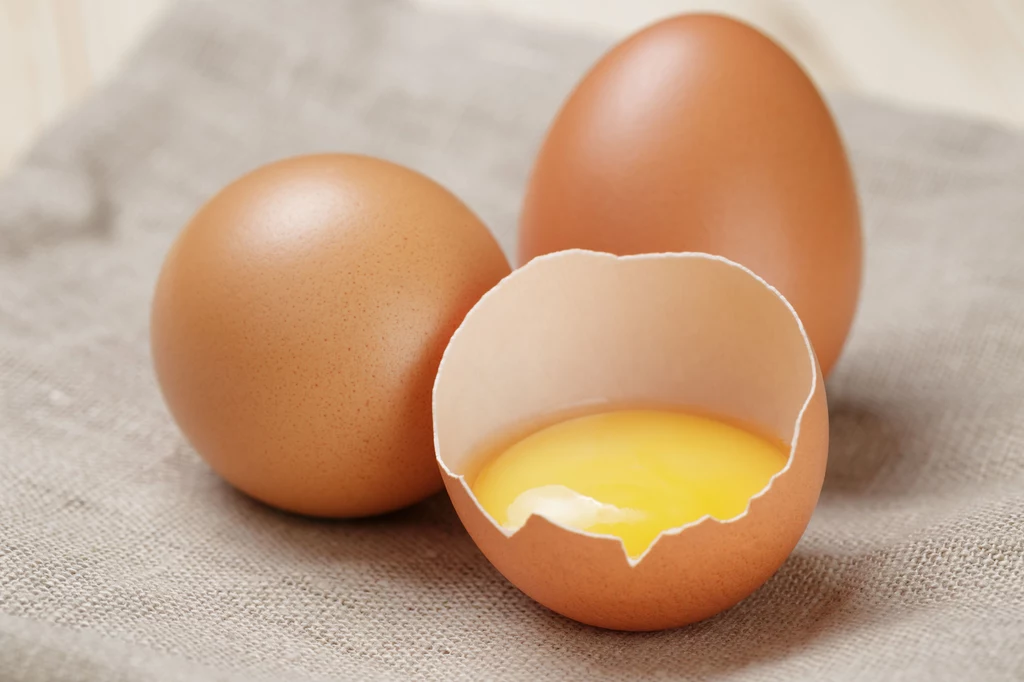 Maseczka z białka jajek skutecznie wlaczy z trądzikiem