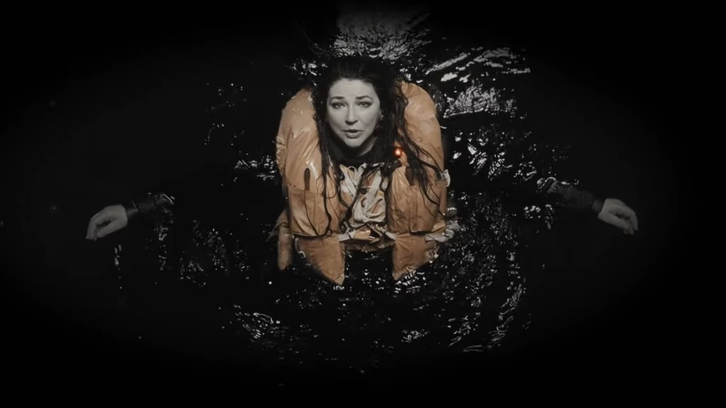 Kate Bush w teledysku "And Dream of Sheep"