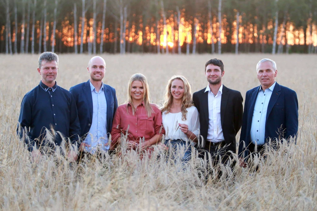 Bohaterowie programu "Rolnik szuka żony 3" - Marek, Łukasz, Monika, Szymon i Zbigniew oraz prowadząca Marta Manowska Bohaterowie programu "Rolnik szuka żony 3" - Marek, Łukasz, Monika, Szymon i Zbigniew oraz prowadząca Marta Manowska