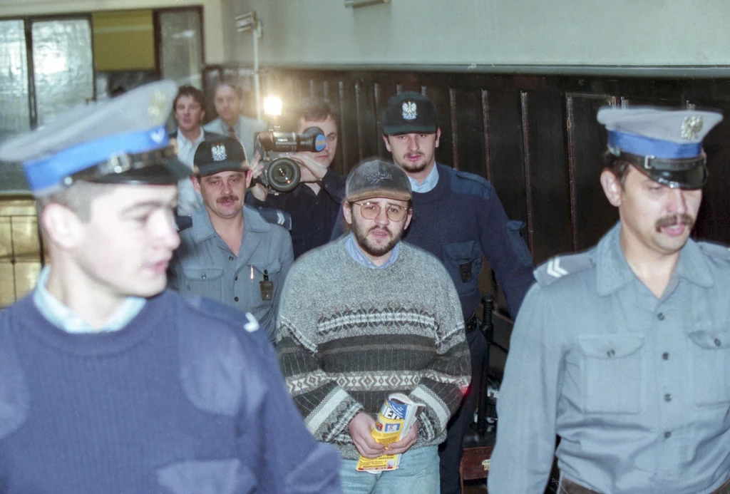 Rok 1997. Bogusław Bagsik prowadzony na rozprawę sądową