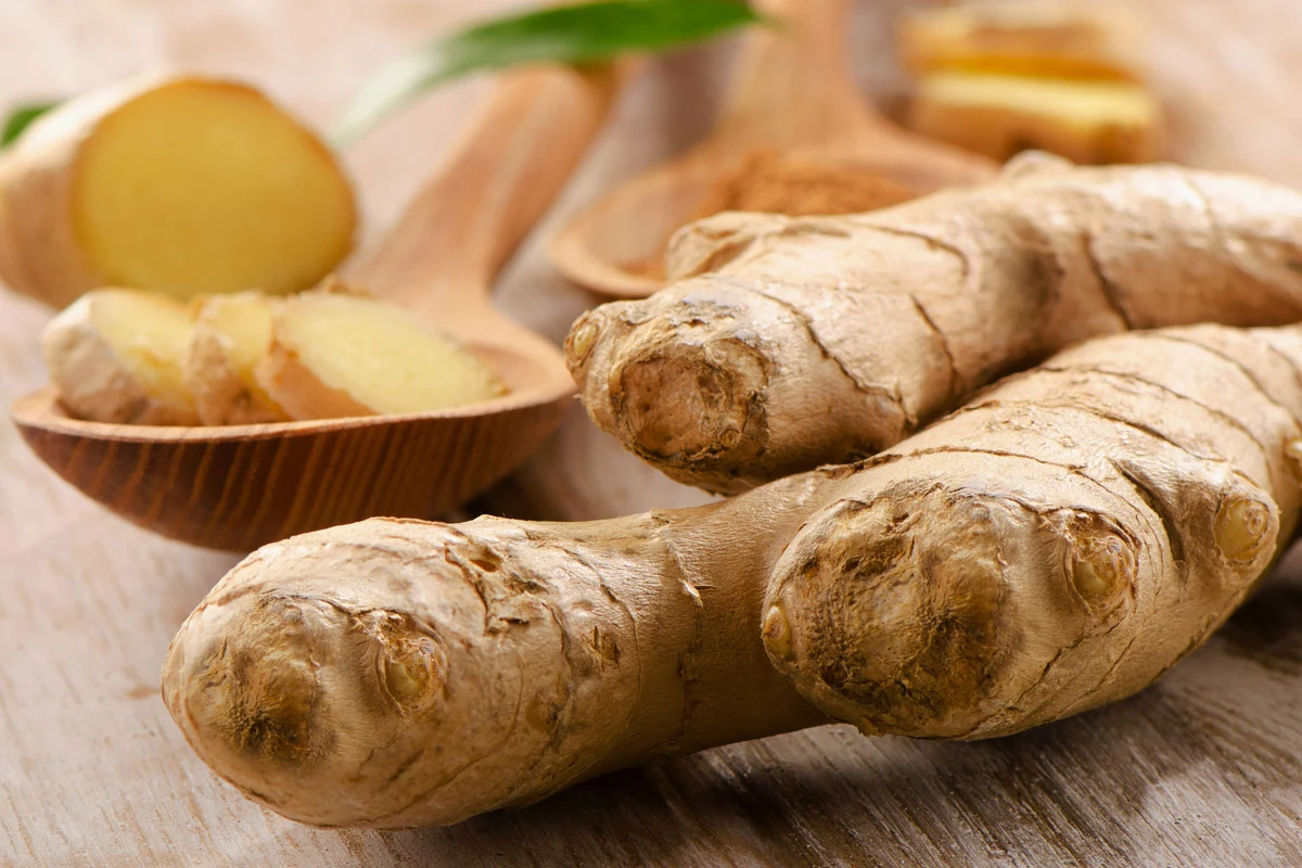 Imbir to bomba witaminowa dla twoich roślin doniczkowych. Zrób z niego domową odżywkę do skrzydłokwiatu, by pobudzić go do bujnego kwitnienia Imbir to bomba witaminowa dla twoich roślin doniczkowych. Zrób z niego domową odżywkę do skrzydłokwiatu, by pobudzić go do bujnego kwitnienia