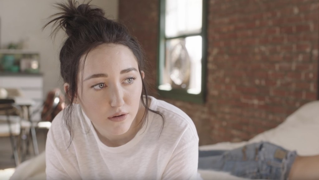 Noah Cyrus w teledysku "Make Me (Cry)"