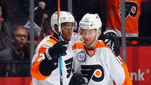 Wayne Simmonds (z lewej) z Flyers