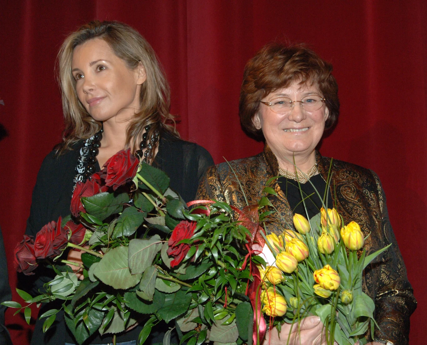 Anna Klara Majewska z mamą Zofią Nasierowską na premierze filmu "Po sezonie" Anna Klara Majewska z mamą Zofią Nasierowską na premierze filmu "Po sezonie"