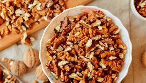 Orzechy włoskie, pomimo wysokiej kaloryczności i zawartości tłuszczu, regulują poziom "złego" cholesterolu we krwi