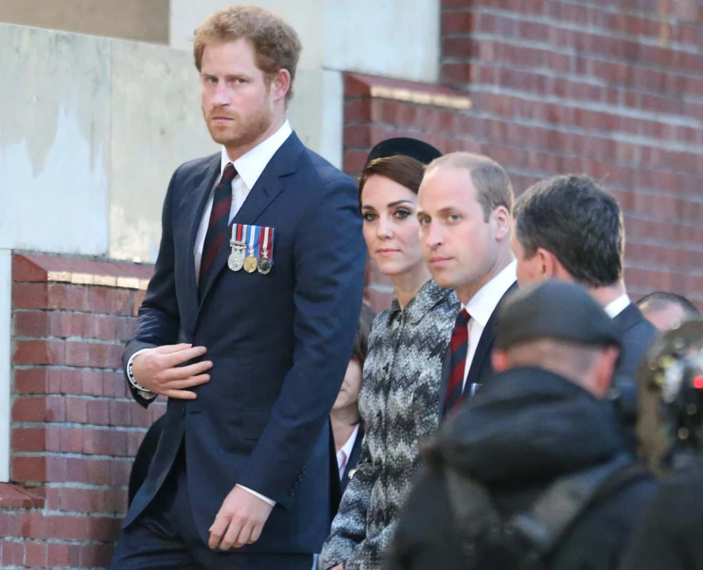Książę Harry z księciem Williamem i księżną Kate
