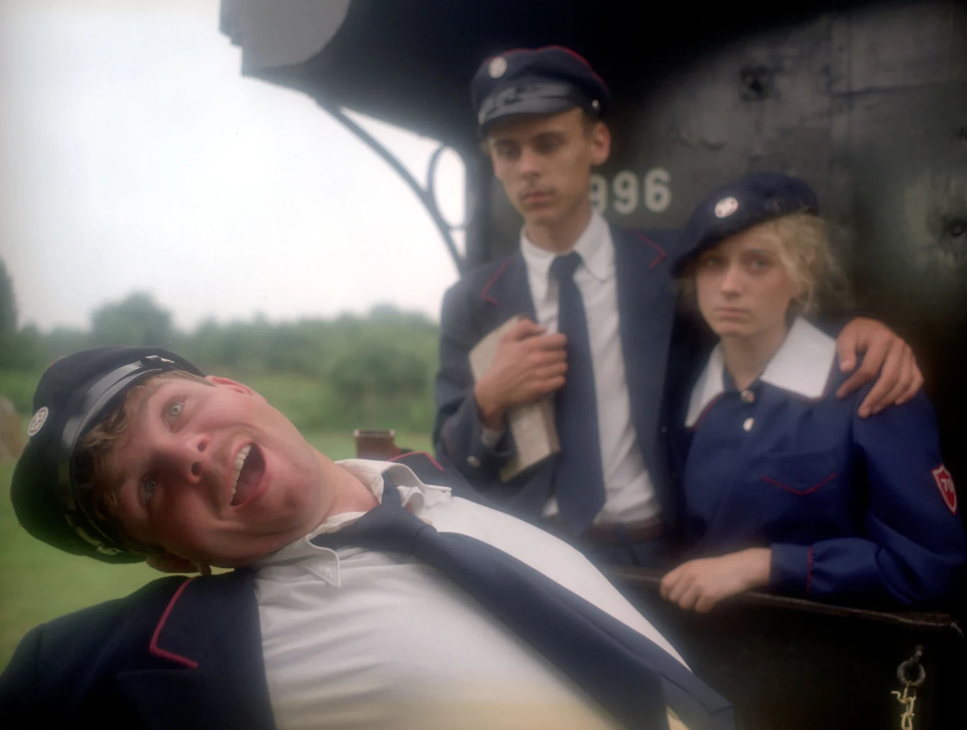 Akcja toczy się w Wilnie w 1939 roku. Maturzysta Witek zakochuje się w Alinie Nałęczównie, córce pułkownika. Większość czasu spędza z kolegami: Englem, Lową oraz podkochującą się w nim siostrą Engla, Gretą. Zbliża się wojna. Tymczasem Witek marzy o zdaniu matury, rozpoczęciu studiów medycznych i ślubie z Aliną...