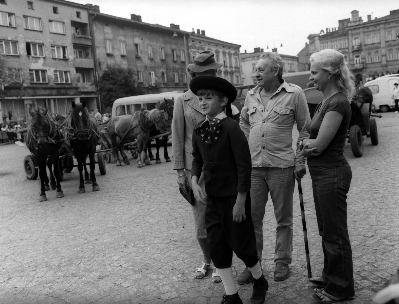 "Akcja powieści rozgrywa się w Wilnie. Niestety, władze kinematografii złośliwie zabroniły mi robienia zdjęć na Litwie, pomimo tego, że inne polskie filmy w tym samym czasie uzyskały taką zgodę. Zostałem więc zmuszony do żmudnej rekonstrukcji kraju dzieciństwa w wielu odległych od siebie miejscach. Od Warszawy, poprzez Przemyśl i Kazimierz nad Wisłą, aż do Drohiczyna" - przypominał Andrzej Wajda.