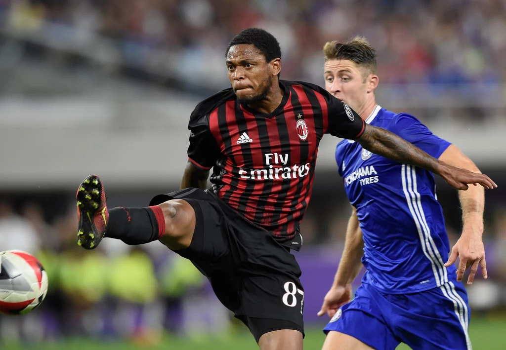 Luiz Adriano podczas meczu towarzyskiego z Chelsea Londyn Luiz Adriano podczas meczu towarzyskiego z Chelsea Londyn