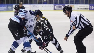 Zawodnik MH Automatyki Gdańsk Maciej Rompkowski (L) i Jarosław Rzeszutko (C) z GKS Tychy