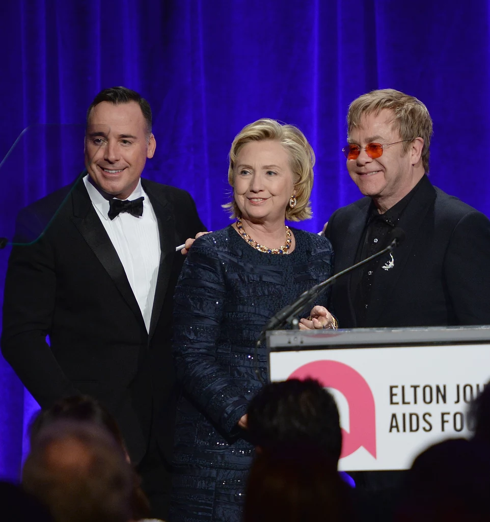 Elton John (z prawej) ze swoim partnerem Davidem Furnishem wspierał Hillary Clinton