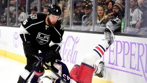 Jake Muzzin (w ciemnym stroju) z Los Angeles Kings