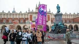 Happening i konferencja " Artyści na Cokoły " na tle repliki pomnika Adama Mickiewicza, ustawionej po przeciwnej stronie rynku od oryginału