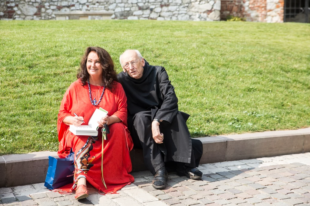 Anna Dymna i ojciec Leon Knabit w opactwie benedyktynów w Tyńcu